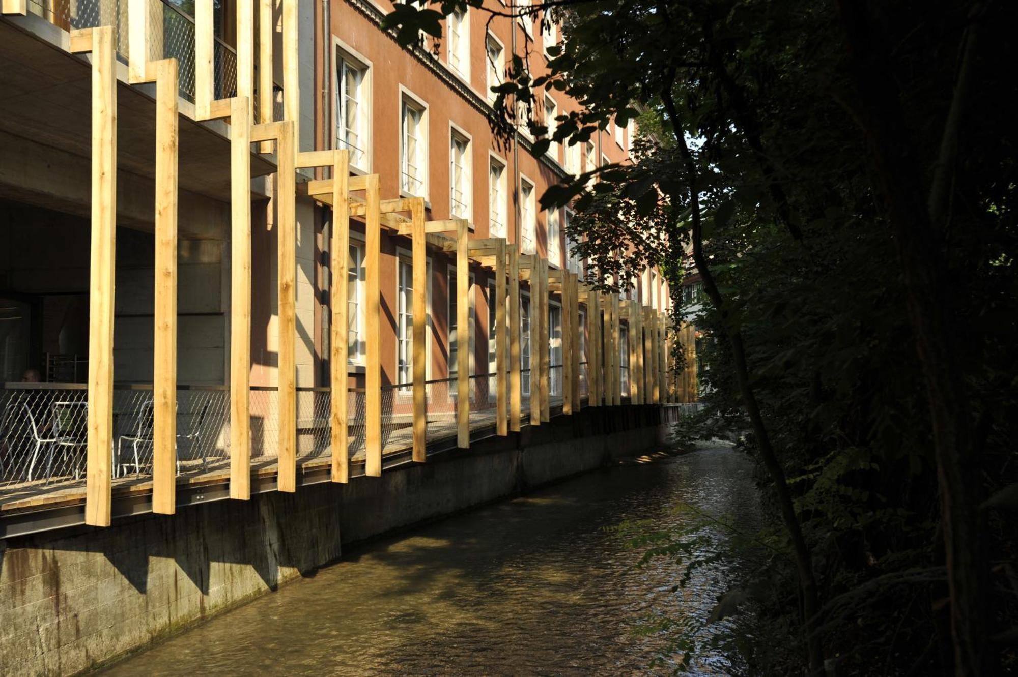 Youth Hostel *